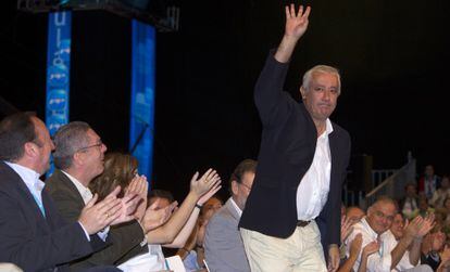 Javier Arena responde con un saludo al caluroso aplauso de los dirigentes del PP, en un momento de la convenci&oacute;n.