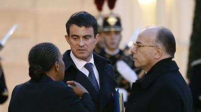 El primer ministro francés, Manuel Valls, conversa con la ministra de Justicia, Christiane Taubira, y el ministro del Interior, Bernard Cazeneuve.