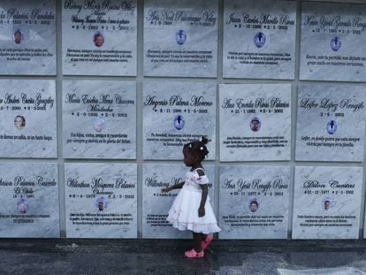 Una niña camina por el mausoleo dedicado a las víctimas de la masacre de Bojayá.