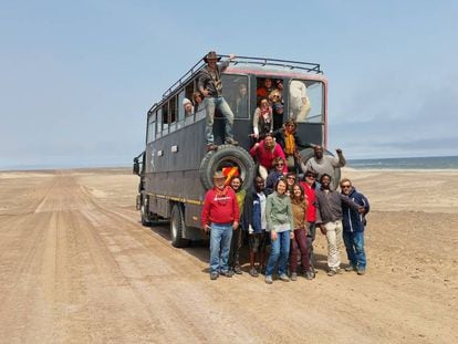 Un grupo de El Pa&iacute;s Viajes durante una ruta por Namibia con Paco Nadal. 