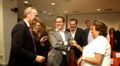Alberto Fabra, junto a Jorge Bellver y Rita Barberá, entre otros, en la sede del PP en Valencia.
