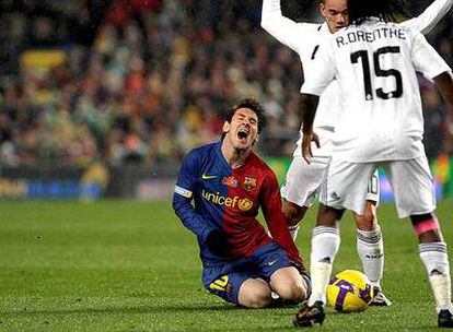 Messi se duele en el suelo tras una falta de Sneijder en presencia de Drenthe.