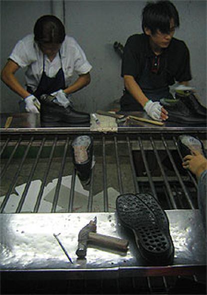 Dos obreros, en una fábrica de zapatos de Wenzhou.