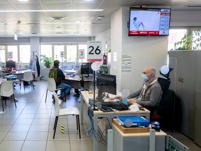 Un trabajador en la Oficina de Empleo de Moratalaz (Madrid), en enero de 2022