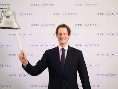 John Elkann, presidente de Stellantis, toca la campana de salida a Bolsa de la empresa.