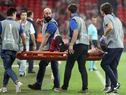Iker Muniain es retirado en camilla este jueves tras lesionarse.