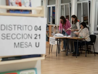 Escrutinio de votos de las elecciones gallegas, el pasado domingo en el instituto Illas Cíes de Vigo.