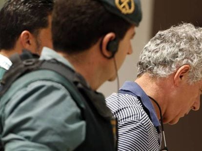 La Guardia Civil conduce detenido a Ángel María Villar.
