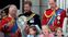 Carlos de Inglaterra con sus hijos Enrique y Guillermo, Kate Middleton y algunos niños de la familia real en Buckingham en 2018.