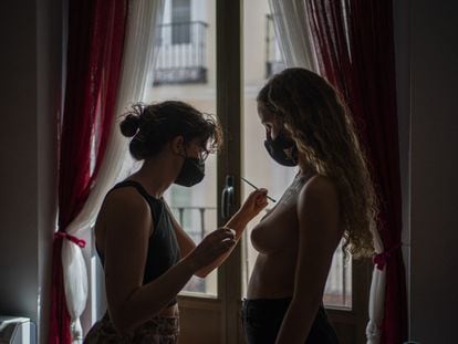 Dos mujeres se preparan para la acción de Femen.