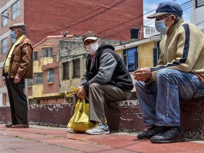Tres hombres usan el cubrebocas en Bogotá (Colombia), en una imagen de archivo.