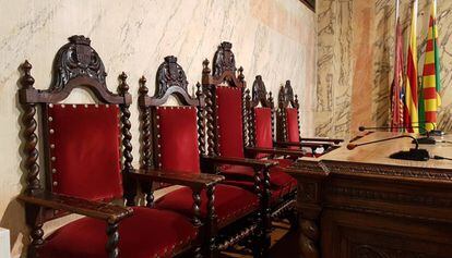 Cadires buides de la presidència del ple de Berga.