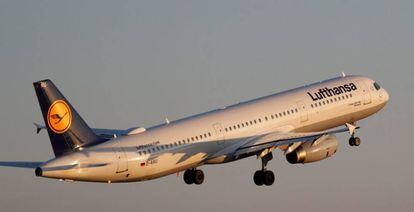 Un Lufthansa Airbus A321-100, despegando de Palma de Mallorca.