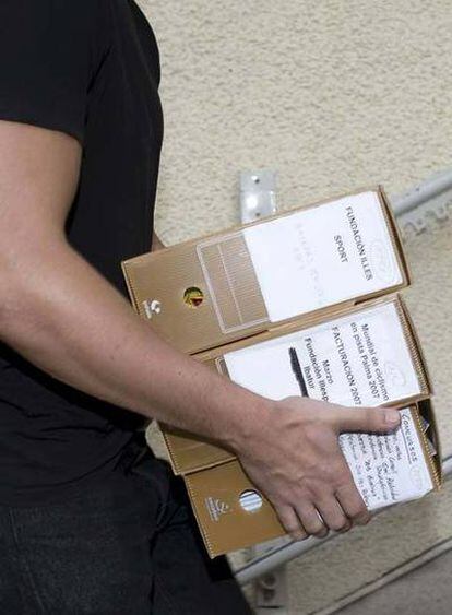 Un policía llega a la jefatura de Baleares con documentación requisada en la Operación Espada.