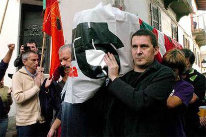Otegi, durante el entierro del etarra José Ángel Altzuguren Perurena, alias <i>Kotto</i>, que murió ahorcado el lunes en una cárcel de Soria.