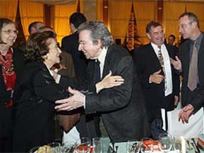 Los premiados María de la Font Carulla y Antonio Tàpies se saludaron anoche, en la cena de los Octubre, junto a Eliseu Climent (derecha).