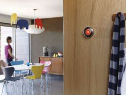 Un termostato inteligente de Nest instalado en una casa.