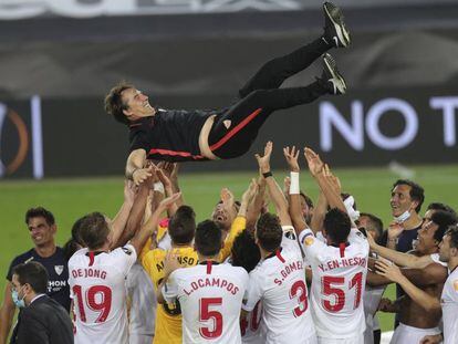 Los jugadores del Sevilla mantean al entrenador Julen Lopetegui al final del partido contra el Inter de Milán.
