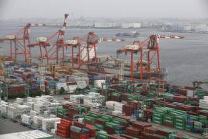 Japón registró en julio un déficit comercial de 1,02 billones de yenes (7.869 millones de euros), con lo que ya acumula más de un año consecutivo con saldo negativo ante el aumento constante de las importaciones.