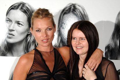 Corinne Day (a la derecha) junto a su musa, la supermodelo Kate Moss.