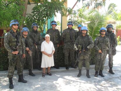 Soldados brasileños de la Misión de las Naciones Unidas para la Estabilización en Haití (Minustah) visitan a Sor Milagros en Cité Soleil.