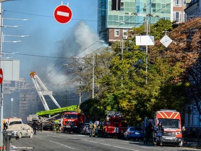 Varias unidades de bomberos trabajan en los edificios de un barrio de Kiev tras el impacto de un dron, este lunes.