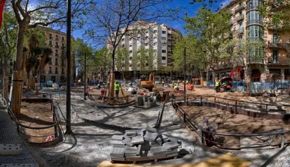 Obras de la Superilla en Barcelona, en Consell de Cent esquina con Enric Granados, este viernes.