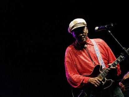 Chuck Berry toca la guitarra en un concierto en 2008, en Santa Cruz de Tenerife.