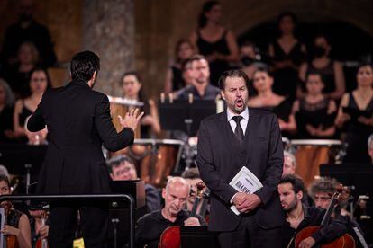 El barítono Peter Mattei y David Afkham (de espaldas) durante su concierto en el Palacio de Carlos V, ayer en Granada.