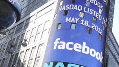 Vista del logotipo de la red social Facebook en el luminoso del exterior de la sede del mercado Nasdaq