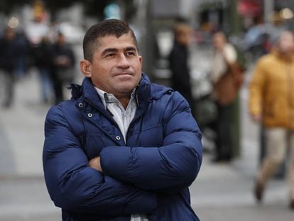 Salvador Alvarenga en la Gran V&iacute;a de Madrid antes de la entrevista.