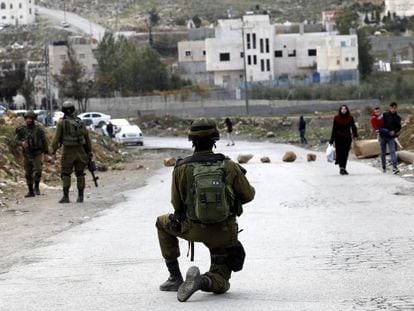 Un soldado de Israel en la ciudad palestina de Hebr&oacute;n.