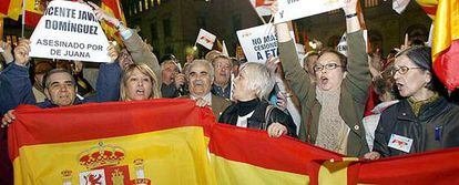 Unas 2.500 personas se congregaron con pancartas y banderas en respuesta a la convocatoria del PP en la plaza Sant Jaume en Barcelona en rechazo a la concesión de la prisión atenuada a De Juana.