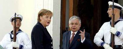 La canciller alemana, Angela Merkel, da la bienvenida al presidente polaco, Lech Kaczynski, ayer en Merseburg, en el este de Alemania.