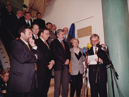 Vicente Abad, leyendo su discurso en la inauguración del Museo de la Naranja en 1994. A su lado, la consejera de Cultura, Pilar Pedraza, el presidente Lerma, el alcalde Sanchordi y el concejal de Cultura, Josep Palomero. Detrás, de izquierda a derecha, el presidente de la Diputación, Paco Solsona, el gobernador civil, Ignacio Subías, y el consejero de Agricultura, José María Coll.