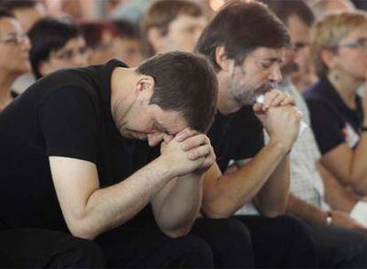 Arnaldo Otegi, líder de la ilegalizada Batasuna, junto a Rafael Díez Usabiaga, ex secretario general del sindicato LAB, durante un acto político en Durango en pleno alto el fuego terrorista, en abril de 2006.