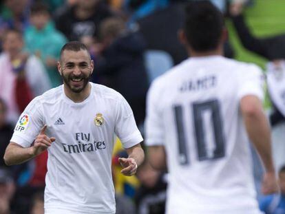 Benzema celebra su gol con James.