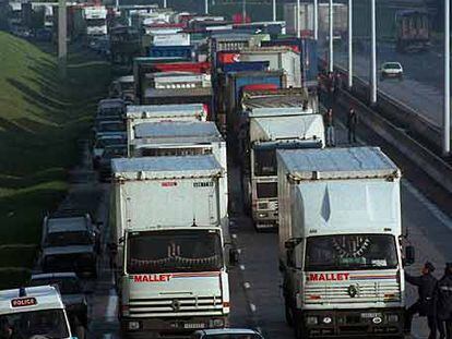 Filas de camiones bloquean la autopista al norte de París.