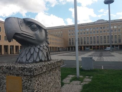 Cabeza del águila monumental que adornaba el techo de la terminal del aeropuerto nazi, cuyo edificio principal puede verse detrás.