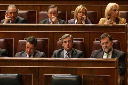Eduardo Zaplana, Angel Acebes y Mariano Rajoy en un momento de la sesión de control al Gobierno de hoy.
