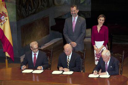 Los Reyes de España, durante la firma del acuerdo.