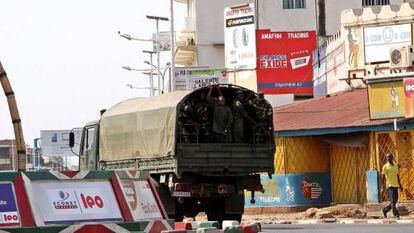 Fuerzas de seguridad patrullan por Bujumbura, este martes.