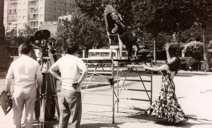 Rodando junto al Arco del Triunfo un spot junto a la bailaora Maruja Garrido para el programa 'A la española', de Valerio Lazarov, 1971.