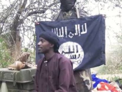 Imagen de un v&iacute;deo de Boko Haram, con una bandera del ISIS.