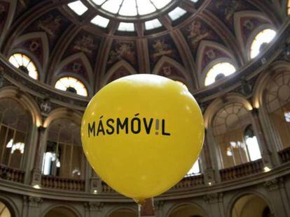 Imagen de un globo con el logo de MásMóvil en el interior de la Bolsa de Madrid tomada el día del debut de la firma en la Bolsa sénior, el 14 de julio de 2017. 