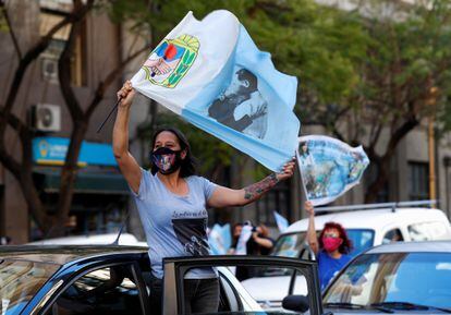 Participantes de la caravana en homenaje a Néstor Kirchner a diez años de su muerte en Buenos Aires.