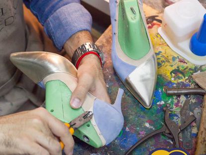 Elaboración artesana de zapatos en Calzados Franjul. 