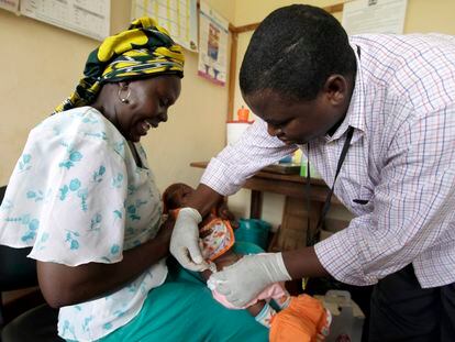 Iren Salama sostiene a su bebé Pendo mientras recibe una inyección como parte de un ensayo de vacuna contra la malaria en una clínica en la ciudad costera de Kilifi en Kenia, el 23 de noviembre de 2010.