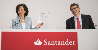 Ana Botín, presidenta del Banco Santander y José Antonio Álvarez, consejero delegado, durante las presentación de resultados de 2017 en la sede de la entidad en Boadilla del Monte.