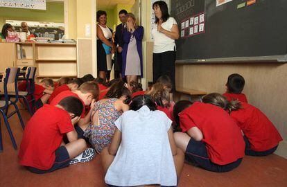 La presidenta de la Comunidad de Madrid, Cristina Cifuentes durante su visita al colegio publico Carmen Laforet.